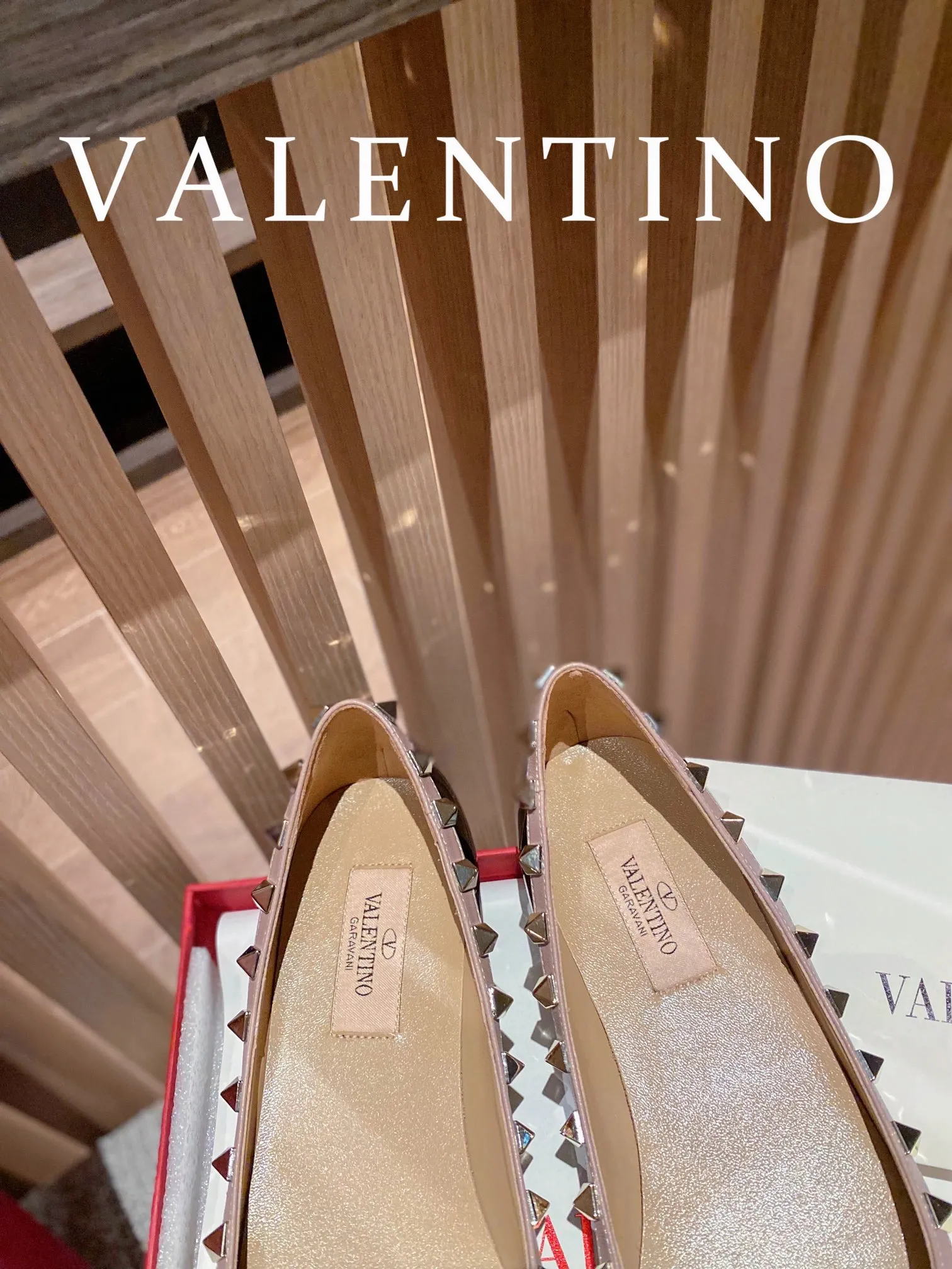 👟👟Ex-factory price 520👟👟 Women's shoes, women's clothing, women's shoes, women's clothing 𝙑𝙖𝙡𝙚𝙣𝙩𝙞𝙣𝙤/Valentino𝙑𝙏 🎁Latest colors😍ʚ😊ɞ It has been an Italian national treasure brand since the 1960s. Timeless and deeply rooted in people's hearts❤ Never out of date. One of the must-have items 〰 ɪɴѓᴏʀᴍᴀᴛɪᴏɴ 〰♡ There are many colors for you to choose from💝Original molded electric rivets (non-oxidized) High-end customized imported cowhide➠Mirror patent leather❗️Details in place🆚Exclusive color card💯Comfortable sheepskin lining✅Imported Italian leather outsole🇮🇹 Code number: 35-39 (34.40.41.42) additionally customized♡♡
